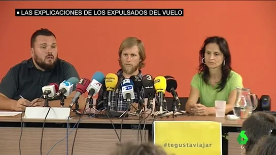Los pasajeros expulsados del avión por defender a un inmigrante denuncian que se les señaló aleatoriamente: "Era inhumano" Los pasajeros expulsados del avión por defender a un inmigrante denuncian que se les señaló aleatoriamente: "Era inhumano"