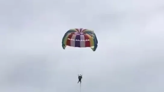 Una mujer graba la muerte de su marido tras caer al agua mientras practicaba 'parasailing' Una mujer graba la muerte de su marido tras caer al agua mientras practicaba 'parasailing'