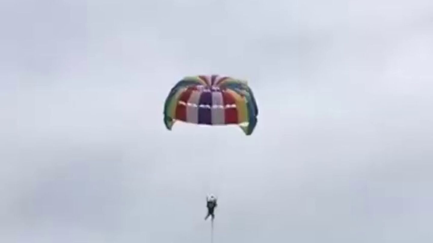  Una mujer graba la muerte de su marido tras caer al agua mientras practicaba 'parasailing' 