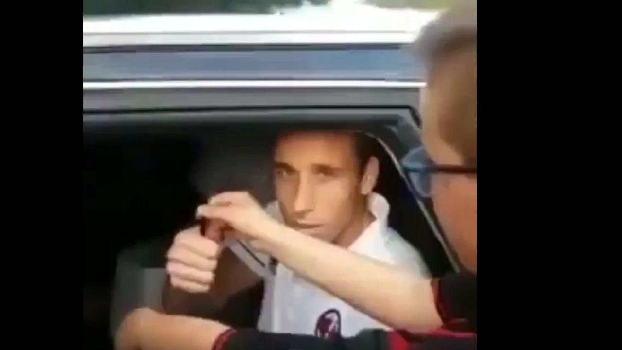 Biglia, firmando autógrafos a aficionados del Milan