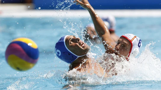 Albert Español defiende en el partido ante Grecia Albert Español defiende en el partido ante Grecia