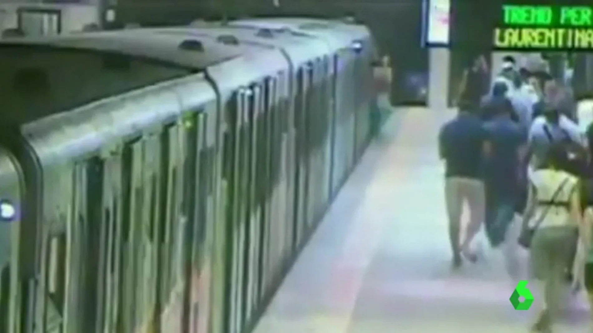 Suspenden al conductor de metro de Roma que arrastró a una mujer varios metros