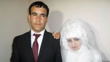 Rajabbi Khurshed junto a su marido Zafar Pirov el día de la boda