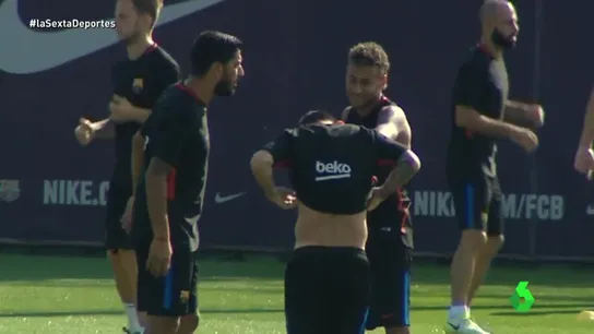Neymar y Messi enseñan abdominales en el entrenamiento Neymar y Messi enseñan abdominales en el entrenamiento