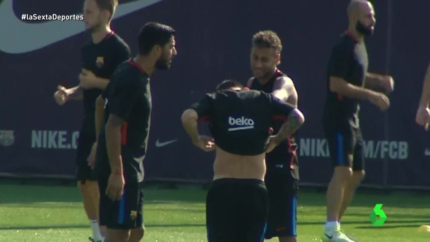 Neymar y Messi ense&ntilde;an abdominales en el entrenamiento