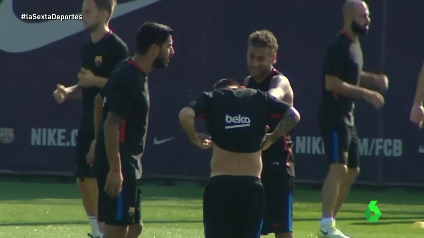 Neymar y Messi enseñan abdominales en el entrenamiento Neymar y Messi enseñan abdominales en el entrenamiento