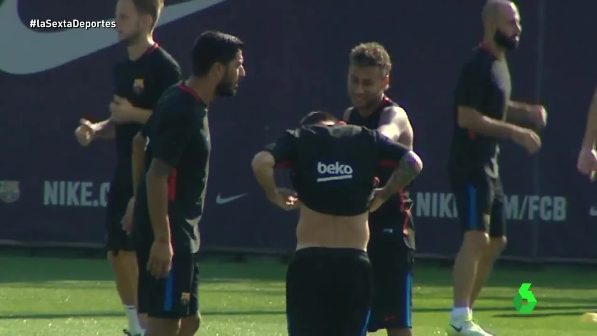 Neymar y Messi enseñan abdominales en el entrenamiento