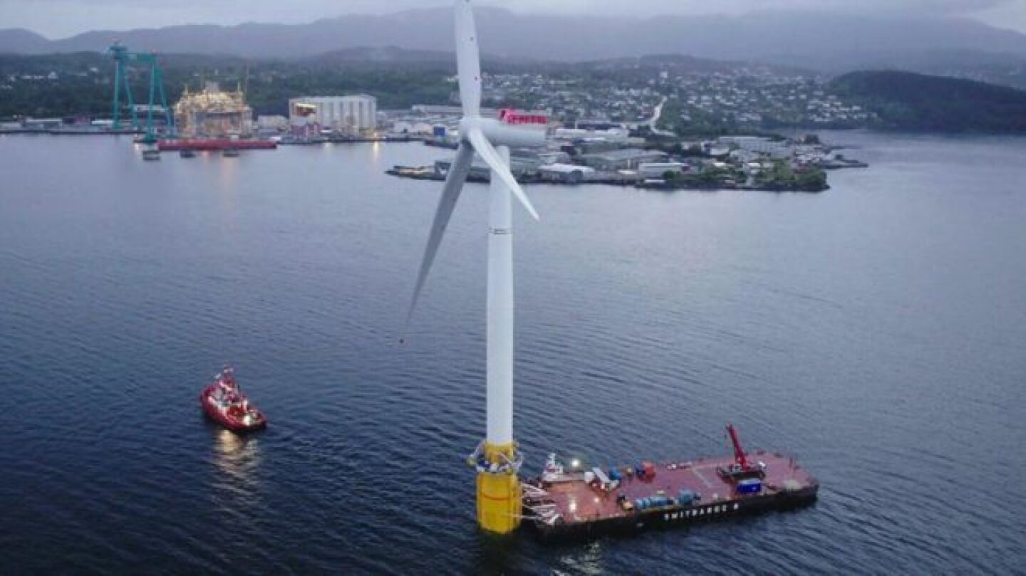 Imagen de la granja e&oacute;lica Hywind, en Escocia