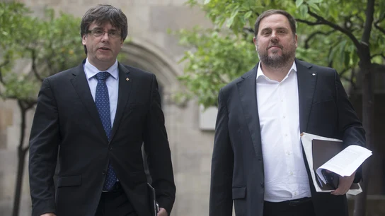 Carles Puigdemont y Oriol Junqueras, en el Parlament catalán en una imagen de archivo Carles Puigdemont y Oriol Junqueras, en el Parlament catalán