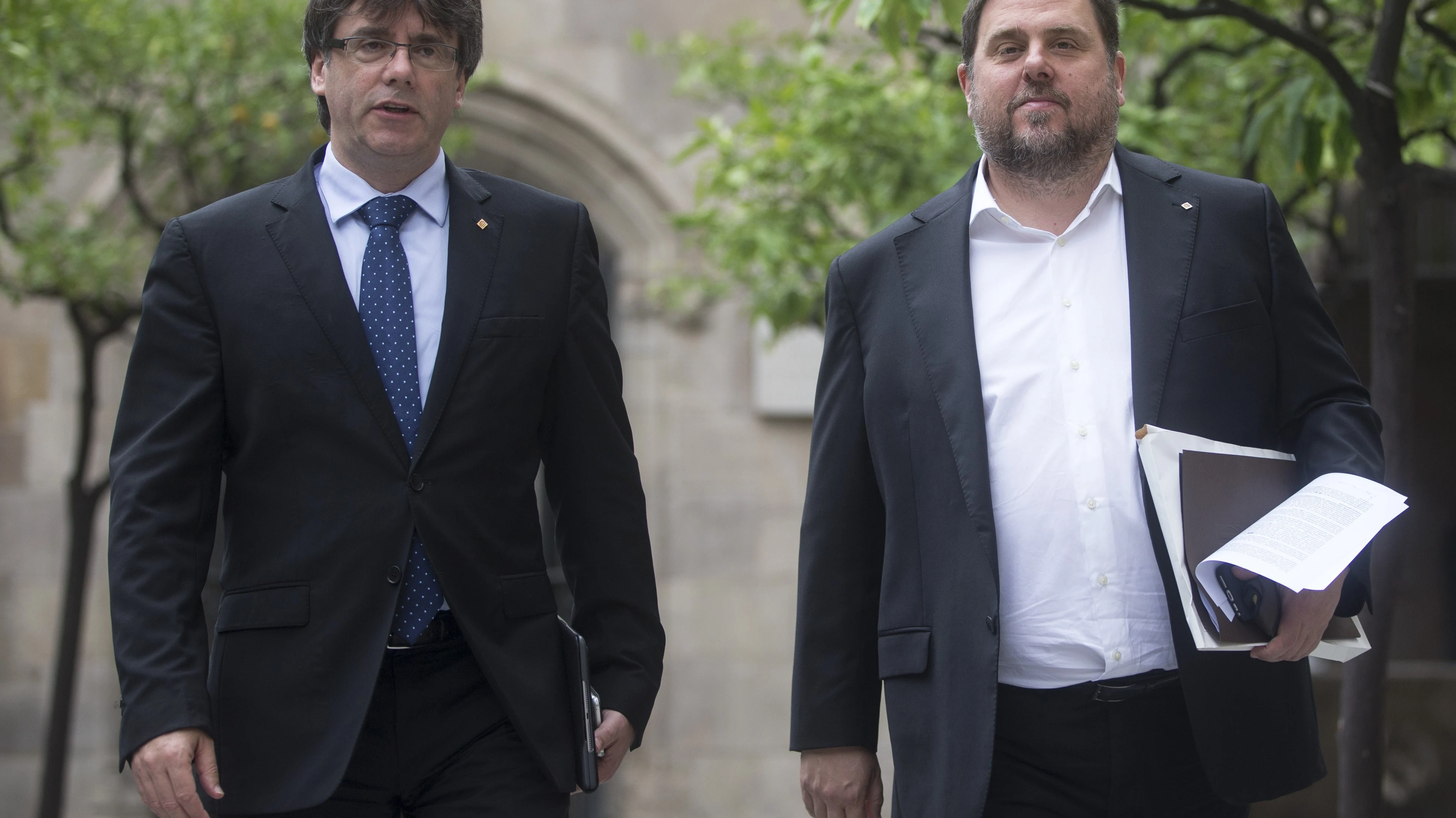 Carles Puigdemont y Oriol Junqueras, en el Parlament catalán