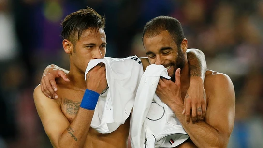 Neymar y Lucas Moura dialogan tras un Barcelona - PSG Neymar y Lucas Moura dialogan tras un Barcelona - PSG