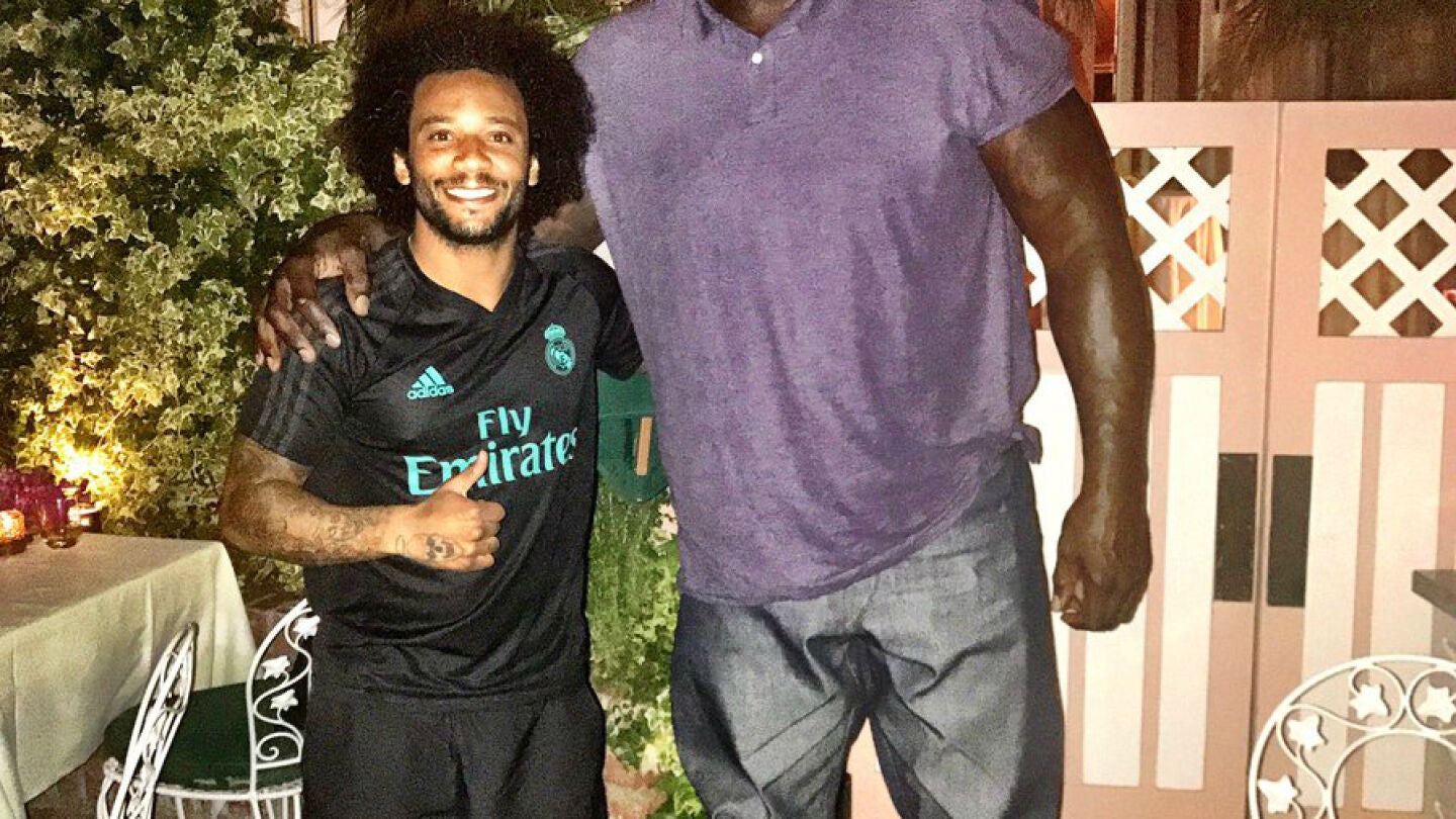 Marcelo posa junto a un hist&oacute;rico de la NBA de m&aacute;s de dos metros
