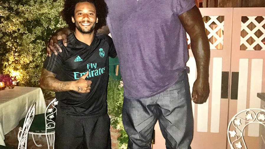 Marcelo posa junto a un histórico de la NBA de más de dos metros