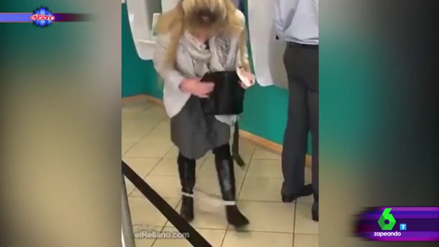 Una mujer pierde las bragas en público Una mujer pierde las bragas en público