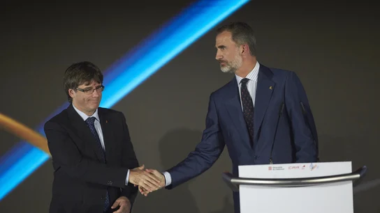 Carles Puigdemont y el rey de España comparten acto Carles Puigdemont y el rey de España comparten acto
