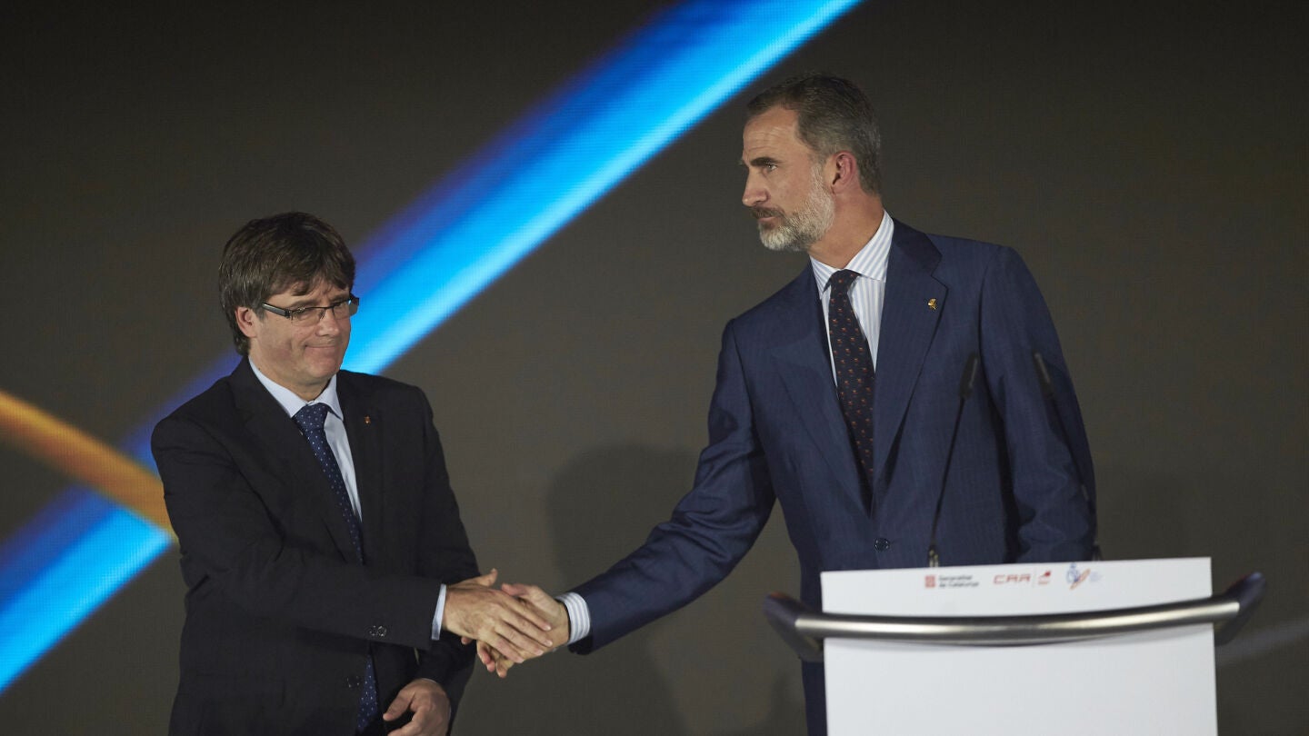 Carles Puigdemont y el rey de Espa&ntilde;a comparten acto