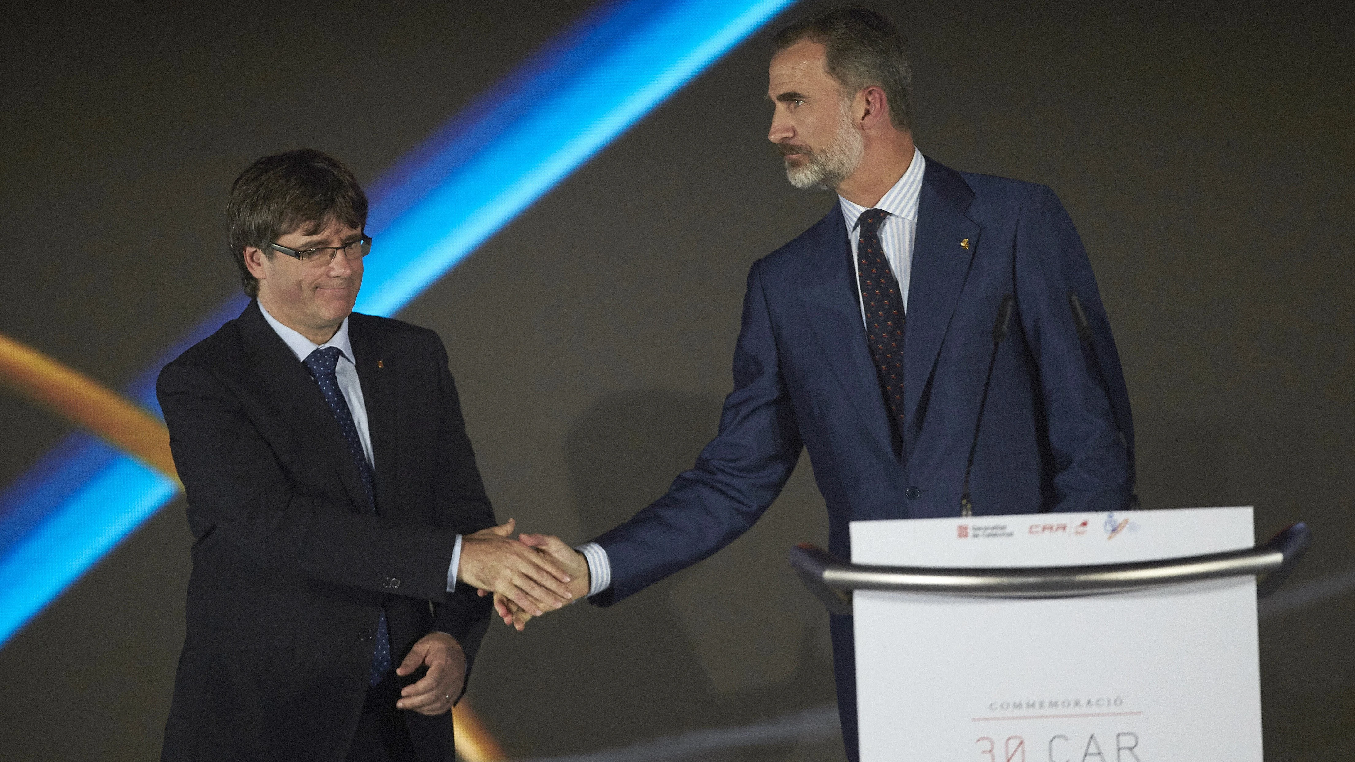 Carles Puigdemont y el rey de España comparten acto