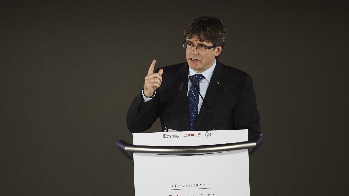 El presidente de la Generalitat, Carles Puigdemont, interviene en el el acto de la conmemoraci&oacute;n del XXX Aniversario del CAR de Sant Cugat, un acto presidido por el Rey Felipe VI 