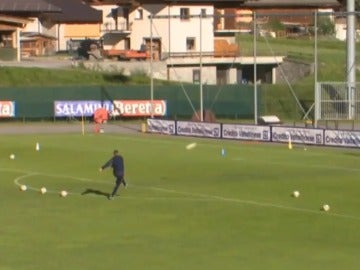Mihajlovic, tirando faltas en un entrenamiento Mihajlovic, tirando faltas en un entrenamiento