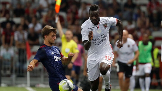 Mario Balotelli intenta llevarse el bal&oacute;n ante el defensor del Ajax