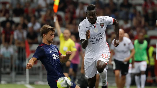 Mario Balotelli intenta llevarse el balón ante el defensor del Ajax Mario Balotelli intenta llevarse el balón ante el defensor del Ajax