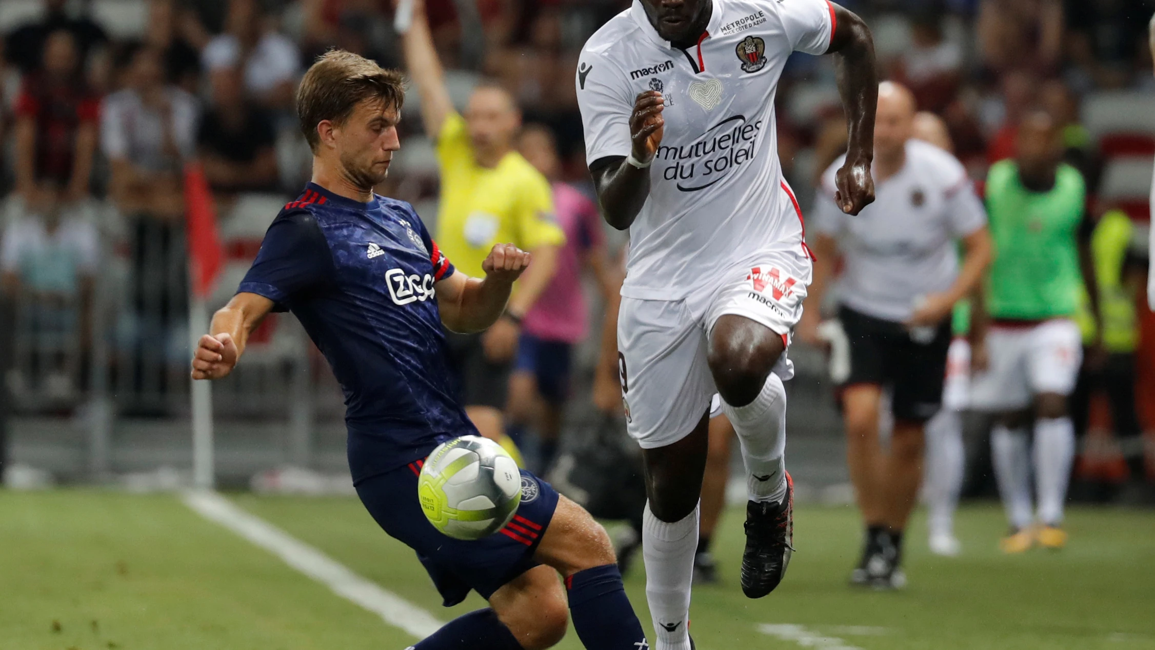 Mario Balotelli intenta llevarse el balón ante el defensor del Ajax