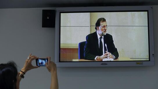 Rajoy, en una pantalla mientras declara en la Audiencia Nacional