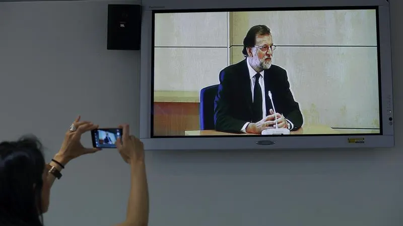 Rajoy, en una pantalla mientras declara en la Audiencia Nacional