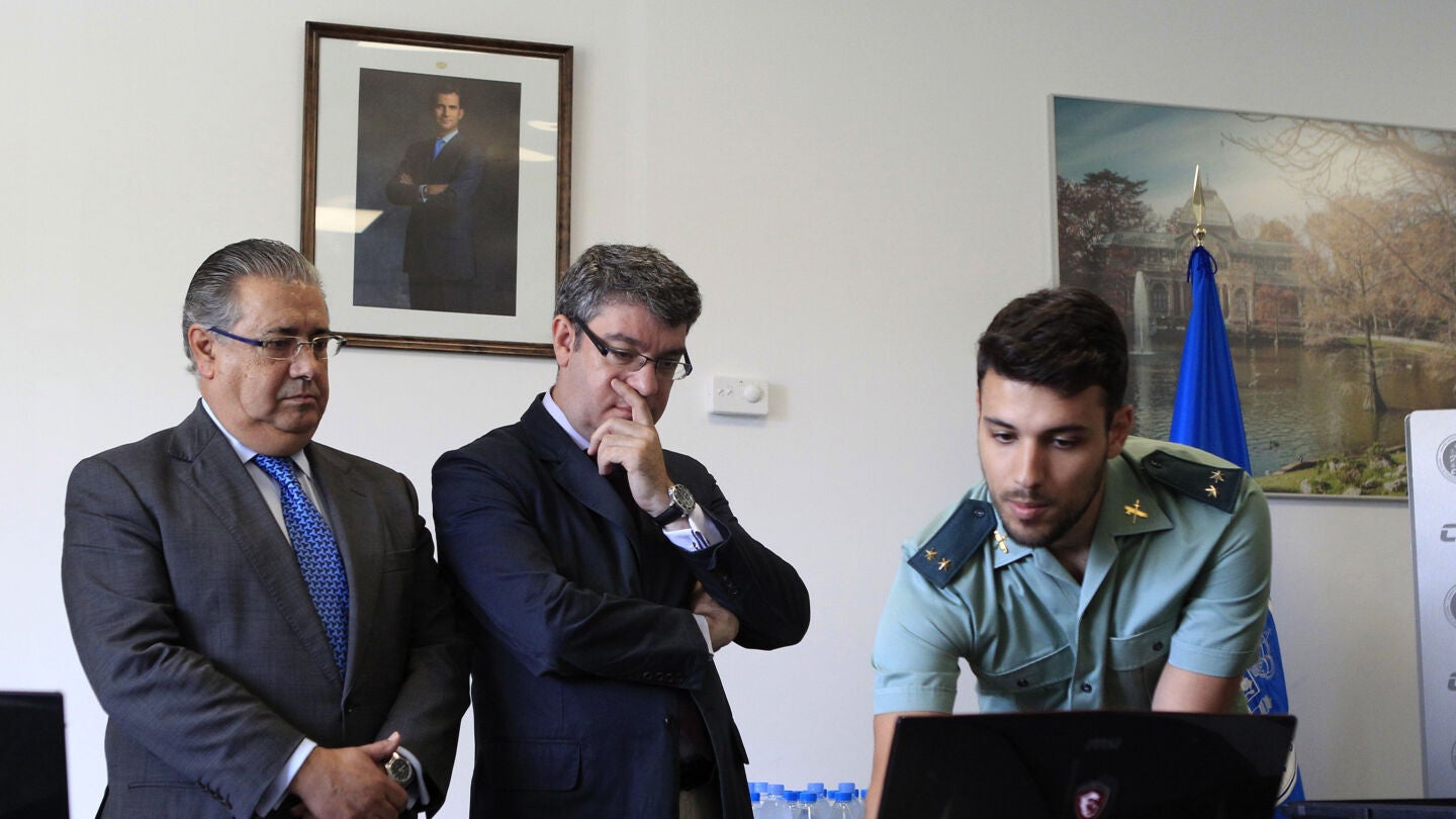 Los ministros del Interior, Juan Ignacio Zoido (d), y de Energ&iacute;a, Turismo y Agenda Digital, &Aacute;lvaro Nadal, a su llegada al Centro Tecnol&oacute;gico de Seguridada, en El Pardo (Madrid)
