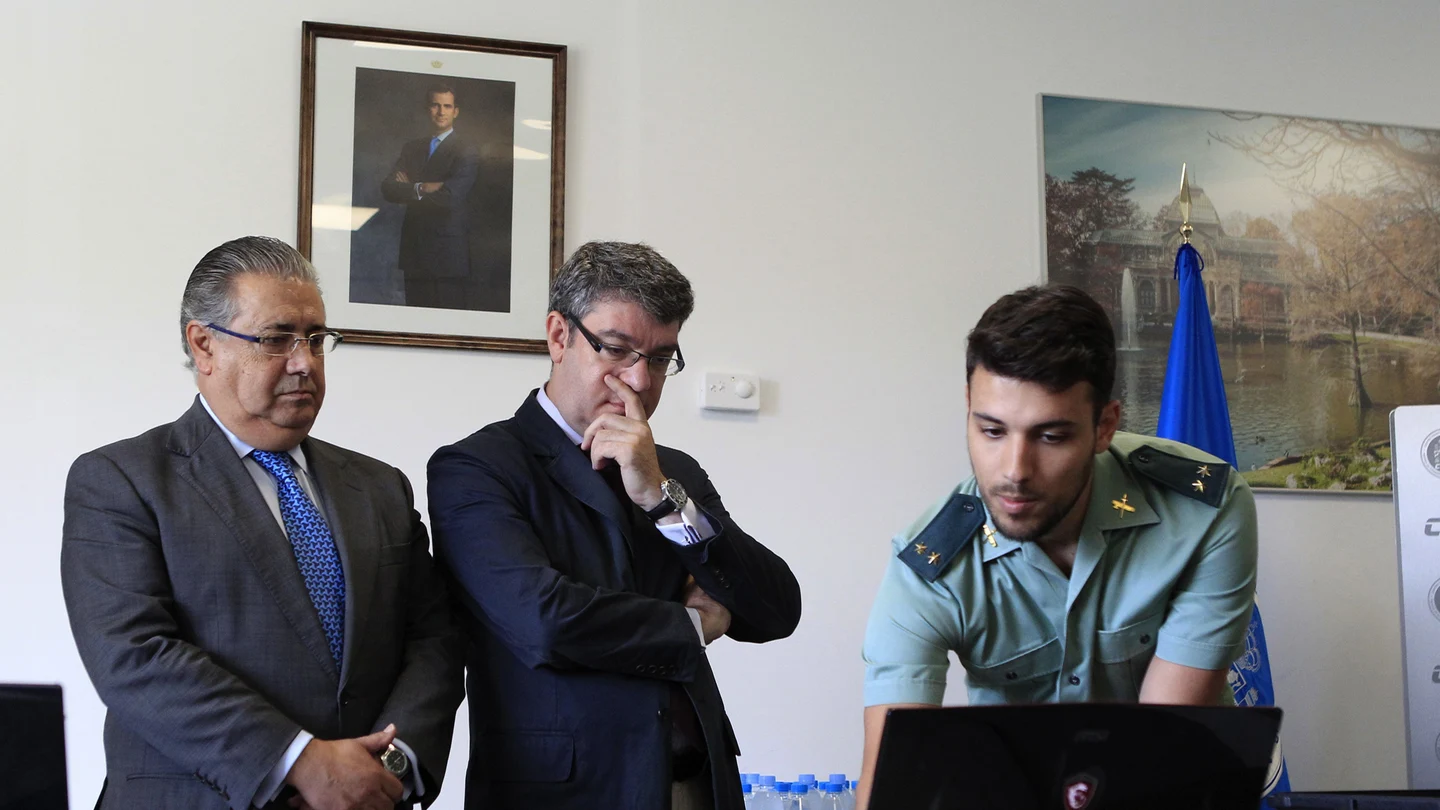 Los ministros del Interior, Juan Ignacio Zoido (d), y de Energía, Turismo y Agenda Digital, Álvaro Nadal, a su llegada al Centro Tecnológico de Seguridada, en El Pardo (Madrid) Los ministros del Interior, Juan Ignacio Zoido (d), y de Energía, Turismo y Agenda Digital, Álvaro Nadal, a su llegada al Centro Tecnológico de Seguridada, en El Pardo (Madrid)