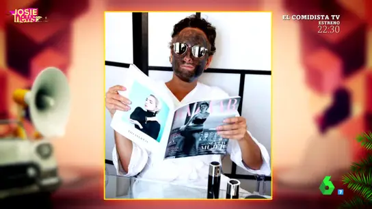 Josie posa con su mascarilla de carbón vegetal Josie posa con su mascarilla de carbón vegetal