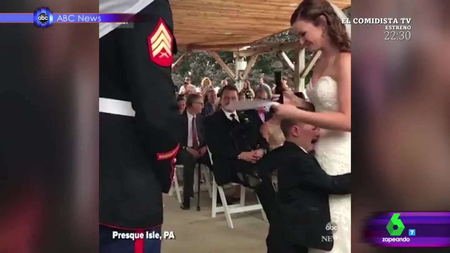La tierna reacción de un niño a escuchar las palabras de su madrastra en la boda de su padre La tierna reacción de un niño a escuchar las palabras de su madrastra en la boda de su padre