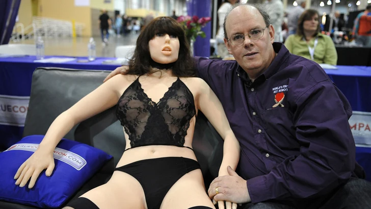 Douglas Hines es el ingeniero e inventor de "Roxxxy"