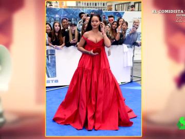 Rihanna, con un vestido rojo de Giambattista Valli Rihanna, con un vestido rojo de Giambattista Valli