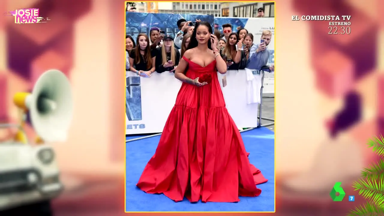 Rihanna, con un vestido rojo de Giambattista Valli