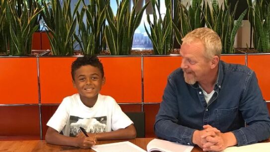 El hijo de Kluivert firma su primer contrato con Nike con s&oacute;lo nueve a&ntilde;os