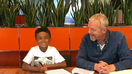 El hijo de Kluivert firma su primer contrato con Nike con sólo nueve años El hijo de Kluivert firma su primer contrato con Nike con sólo nueve años