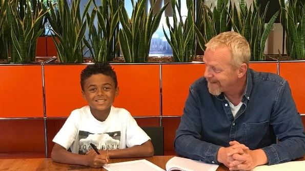 El hijo de Kluivert firma su primer contrato con Nike con sólo nueve años