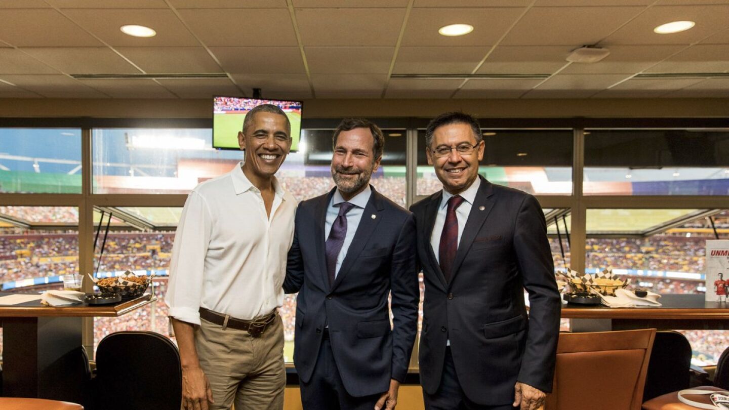 Obama, James Costos y Bartomeu, en el palco durante el Bar&ccedil;a - United
