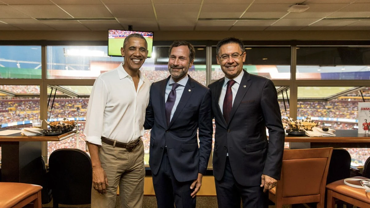 Obama, James Costos y Bartomeu, en el palco durante el Barça - United