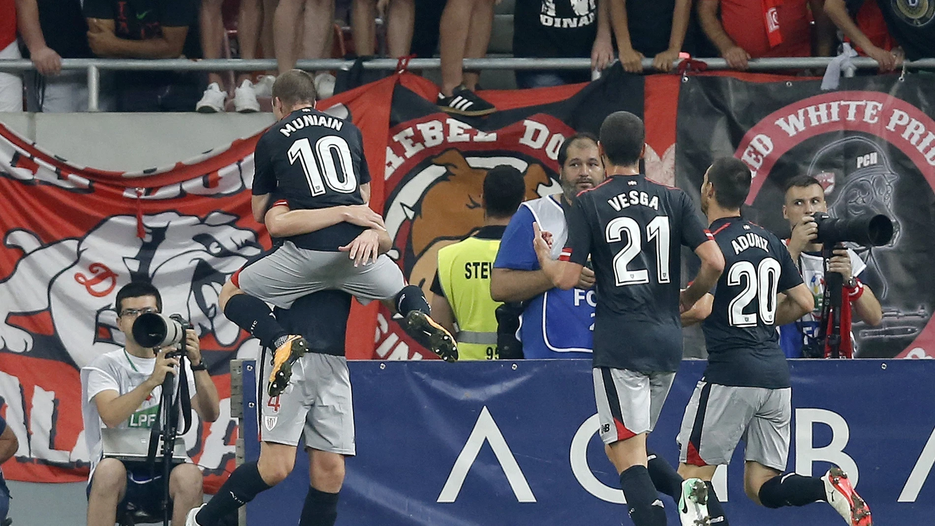 Los jugadores del Athletic celebran el gol logrado en Bucarest