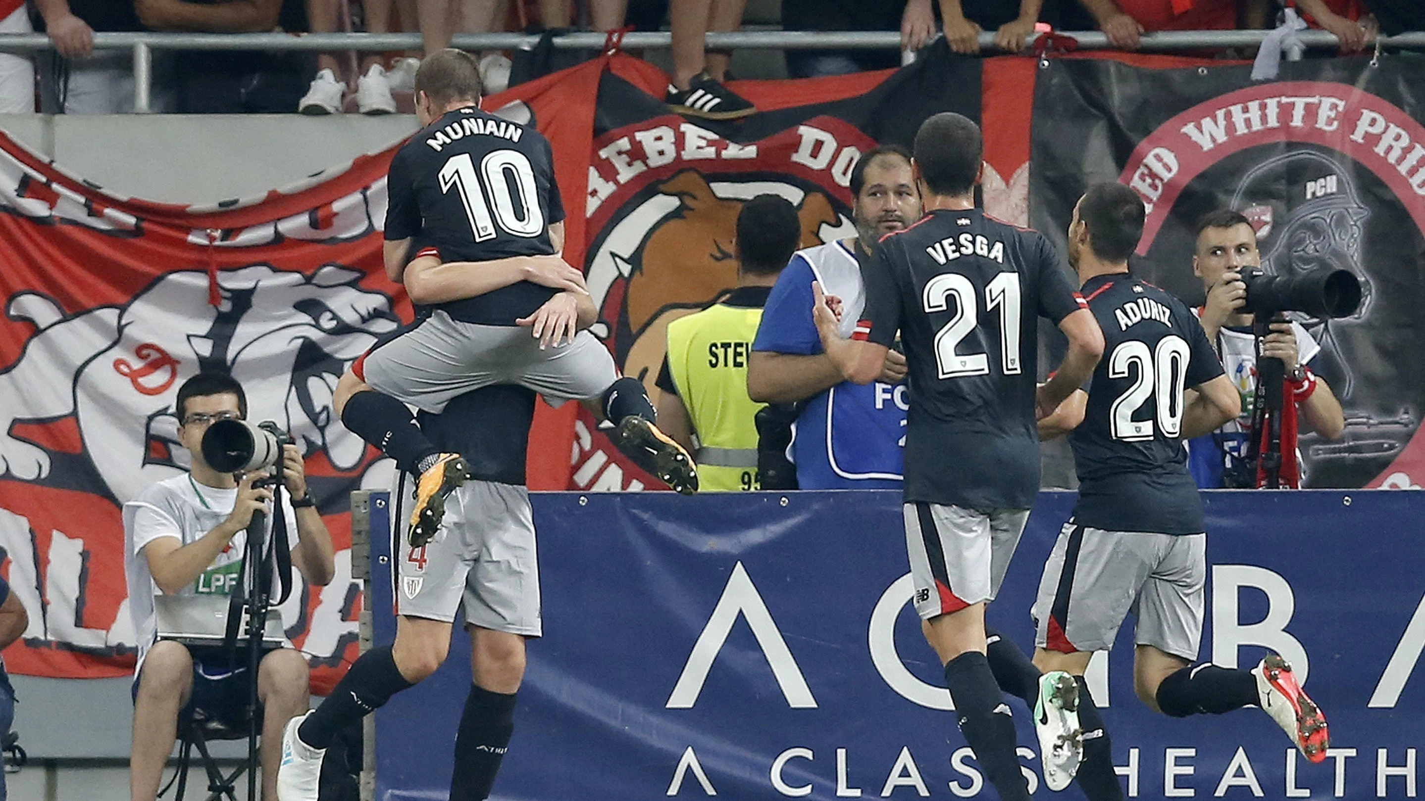 Los jugadores del Athletic celebran el gol logrado en Bucarest