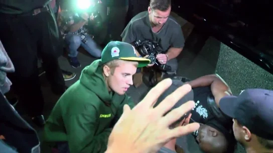 Justin Bieber atropella a un fotógrafo con su camioneta Justin Bieber atropella a un fotógrafo con su camioneta