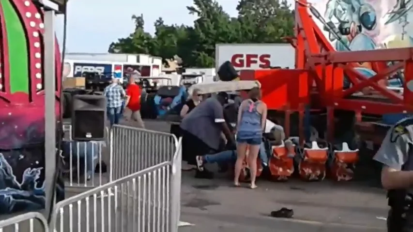 Un muerto y siete heridos tras salir disparados de una atracción de feria en Ohio Un muerto y siete heridos tras salir disparados de una atracción de feria en Ohio