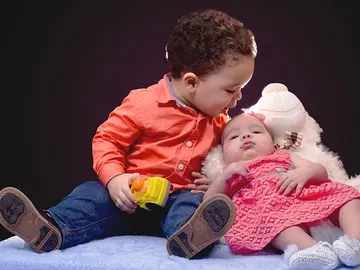 El hermano mayor es el referente del pequeño El hermano mayor es el referente del pequeño