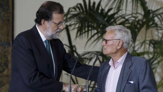 Rajoy, otorg&aacute;ndole el premio a Joaqu&iacute;n Navarro