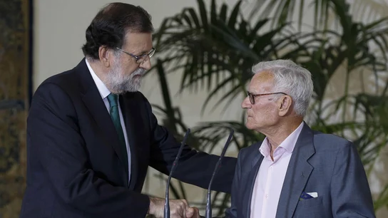 Rajoy, otorgándole el premio a Joaquín Navarro Rajoy, otorgándole el premio a Joaquín Navarro