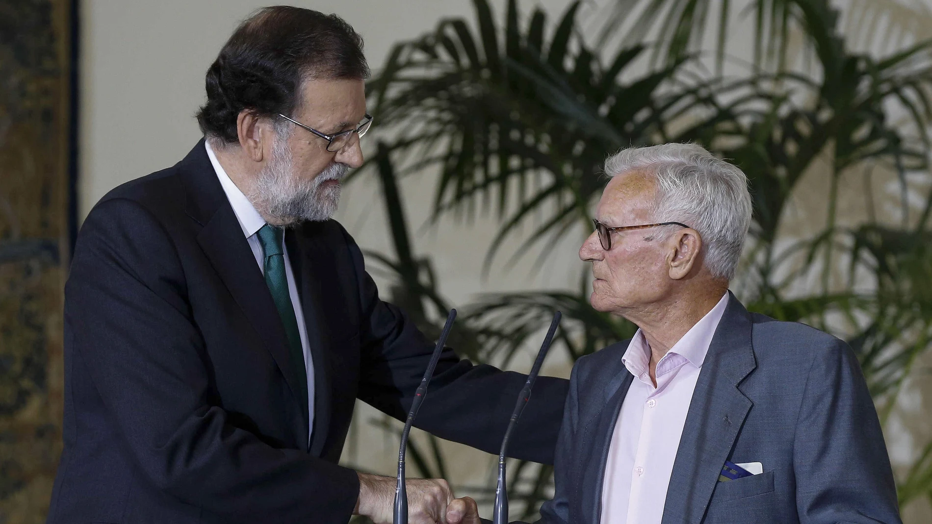 Rajoy, otorgándole el premio a Joaquín Navarro
