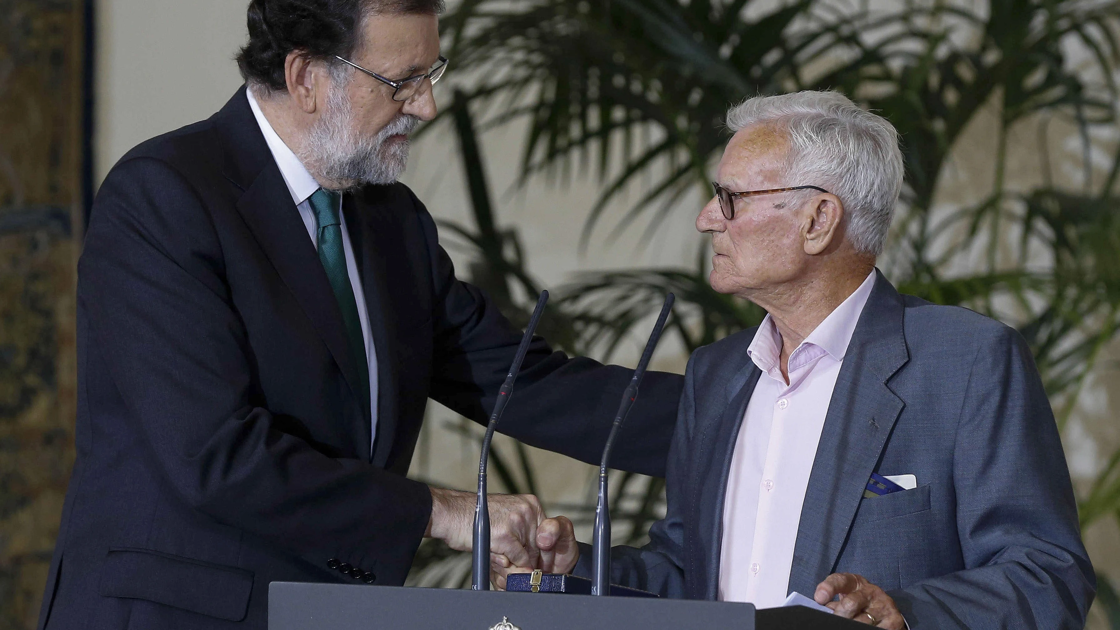 Rajoy, otorgándole el premio a Joaquín Navarro