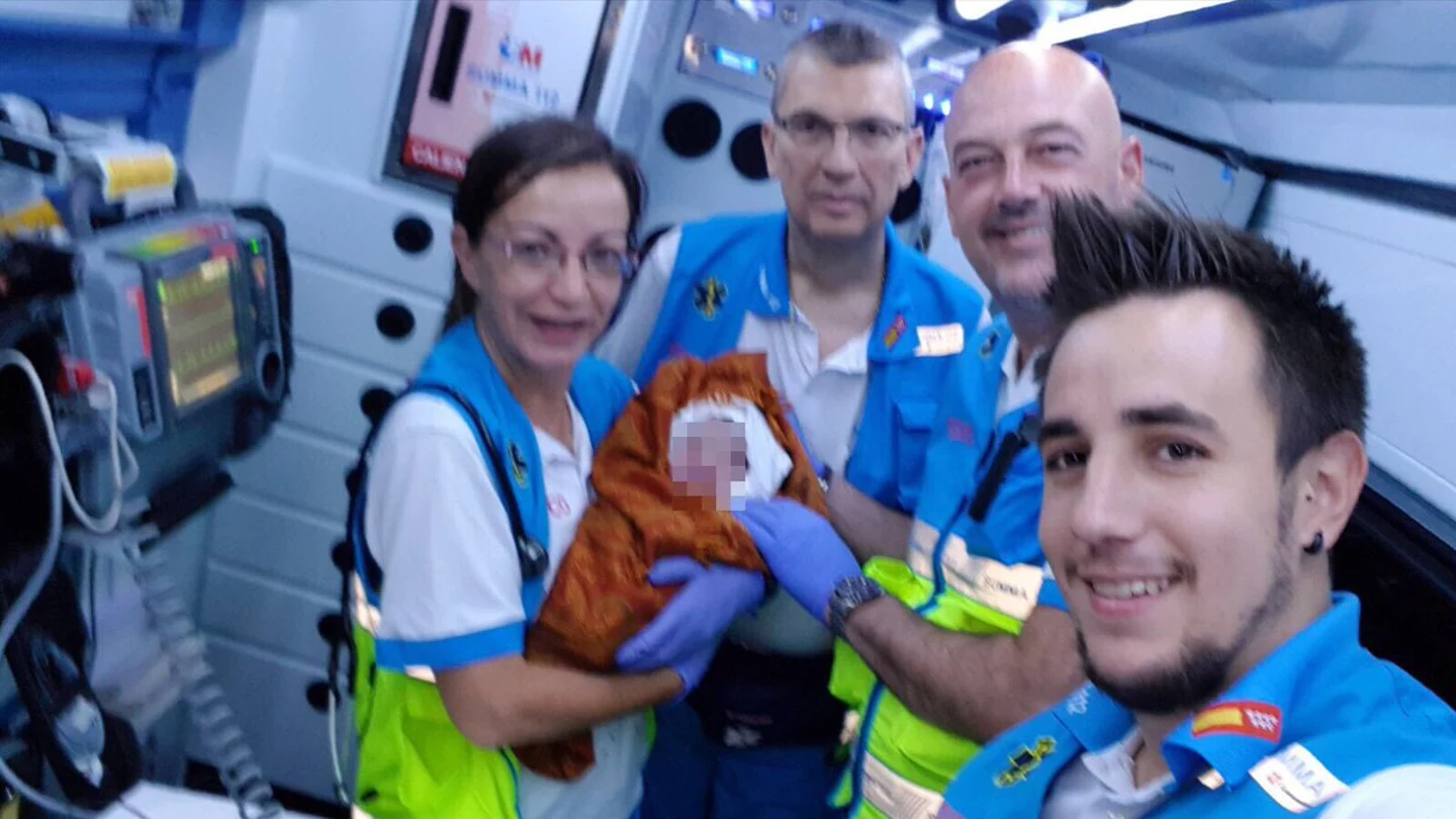 Los sanitarios del 112 atendieron a la madre y al bebé a su llegada Los sanitarios del 112 atendieron a la madre y al bebé a su llegada
